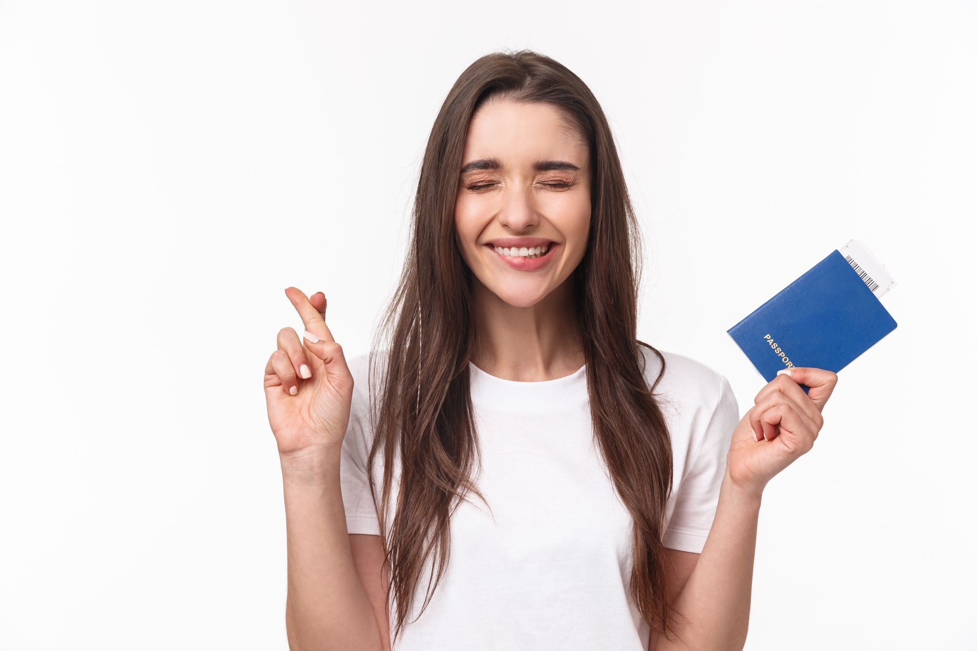 Na imagem: mulher com roupa básica está com o passaporte na mão 